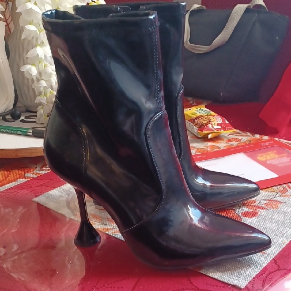 INC Elegant Black Pointed Toe Ankle Patent Leather Boots Size 8